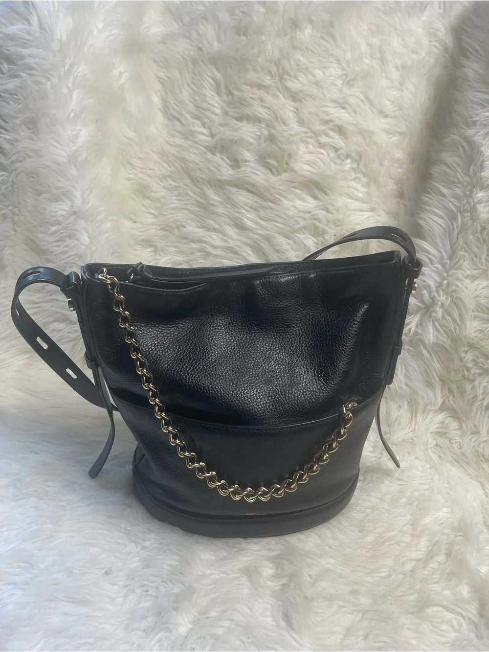 Michael Kors Black Leather Bucket style Shoulder Bag with Gold Chain Detail - Picture 5 of 15